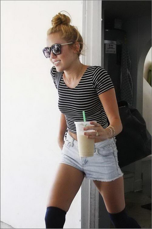 Miley_Cyrus_-_Grabbing_an_iced_coffee___West_Hollywood_-_2210612_208.jpg
